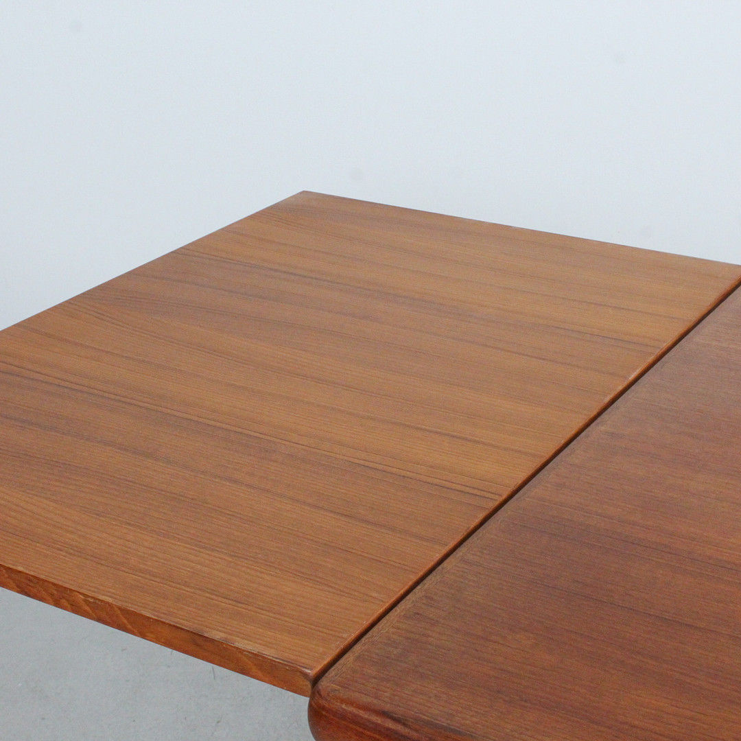 HENNING KJÆRNULF. VEJLE MØBELFABRIK. Erweiterbarer Tisch / Esstisch, Teak, 1960er Jahre.