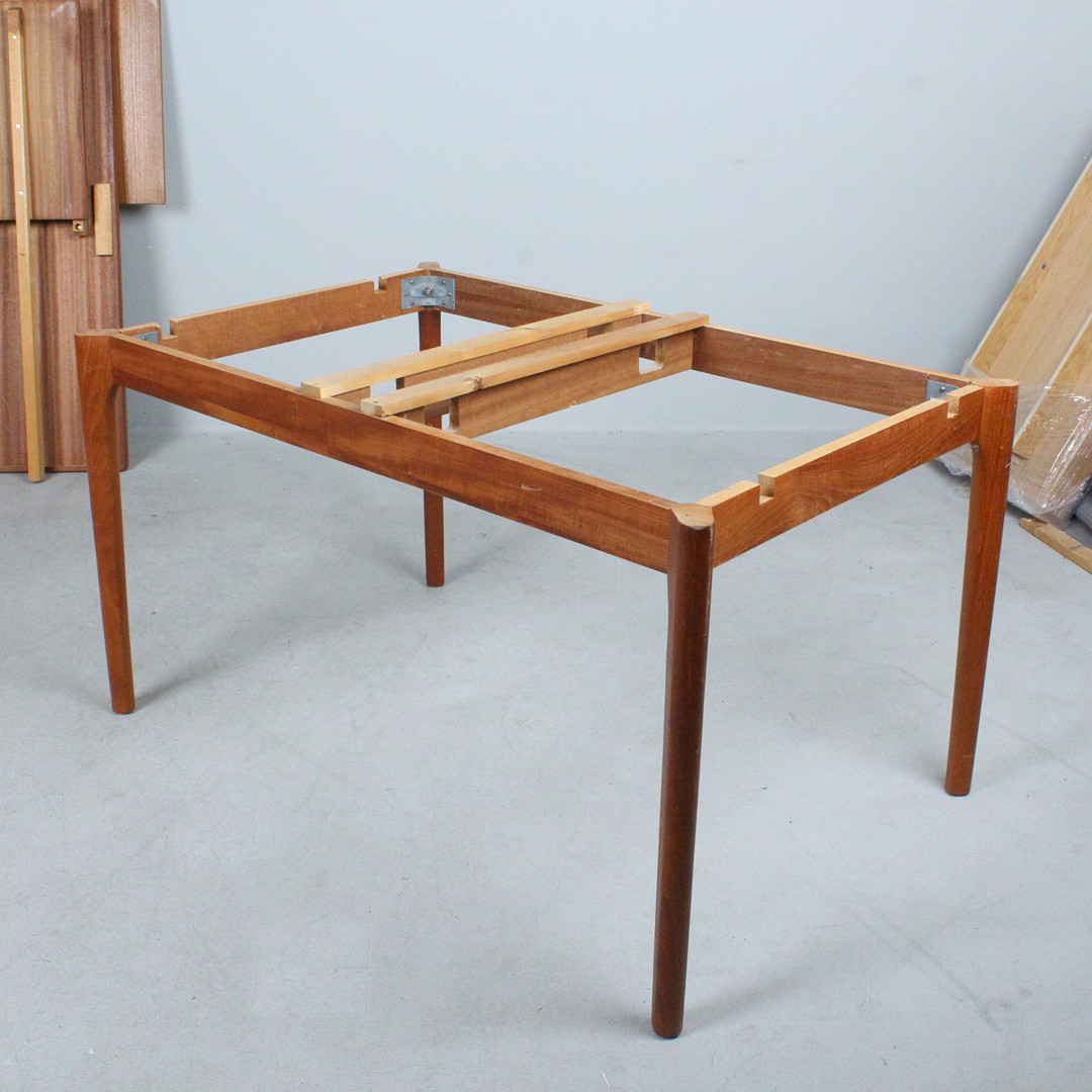 HENNING KJÆRNULF. VEJLE MØBELFABRIK. Erweiterbarer Tisch / Esstisch, Teak, 1960er Jahre.