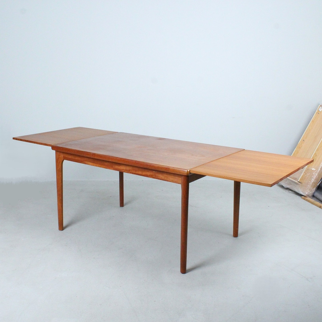 HENNING KJÆRNULF. VEJLE MØBELFABRIK. Erweiterbarer Tisch / Esstisch, Teak, 1960er Jahre.