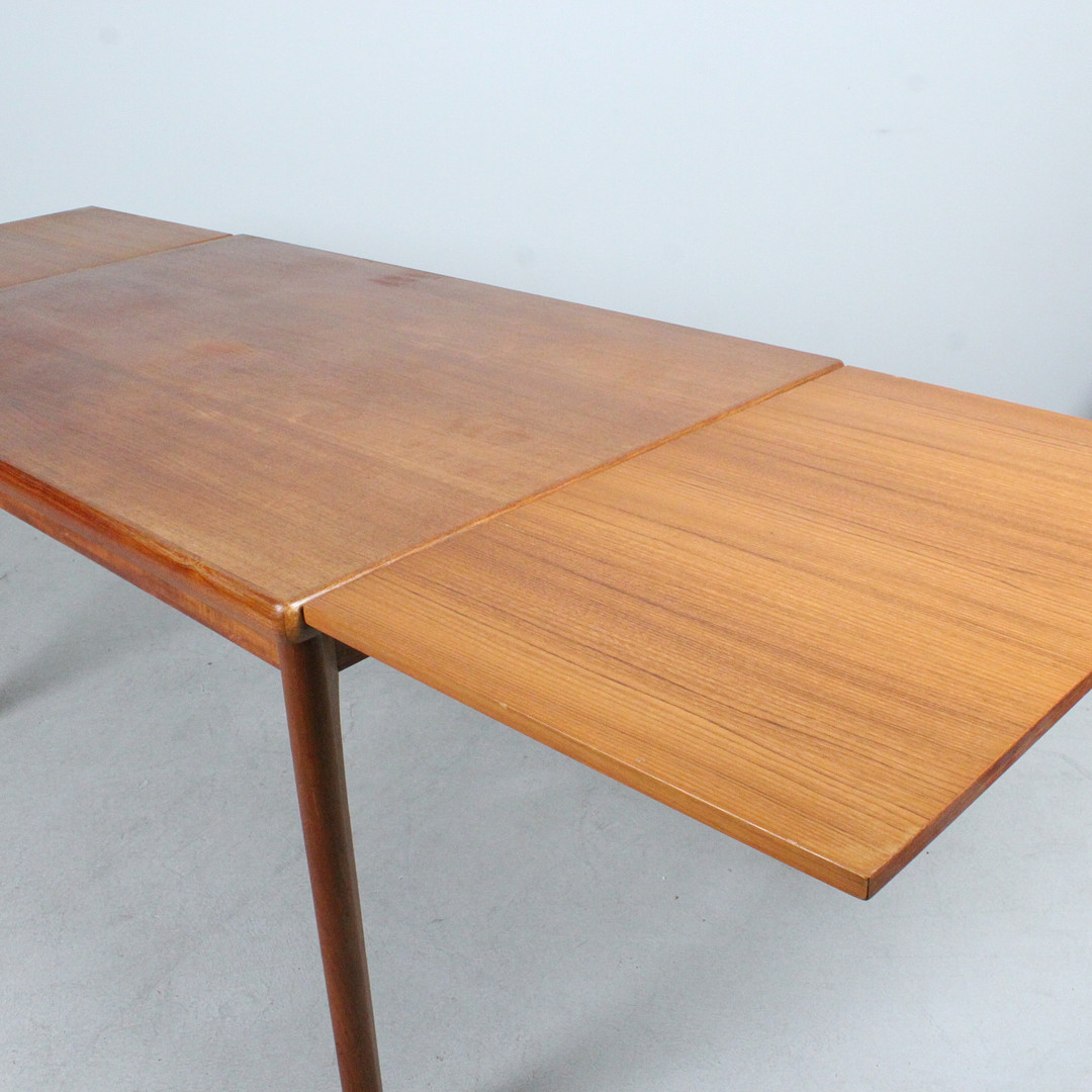 HENNING KJÆRNULF. VEJLE MØBELFABRIK. Erweiterbarer Tisch / Esstisch, Teak, 1960er Jahre.