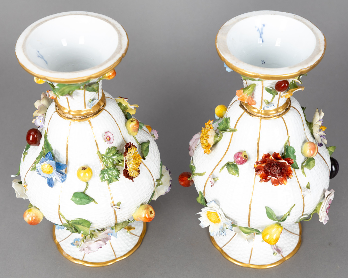MEISSEN. Paar Vasen mit Blüten und Früchten, 1860-1924.