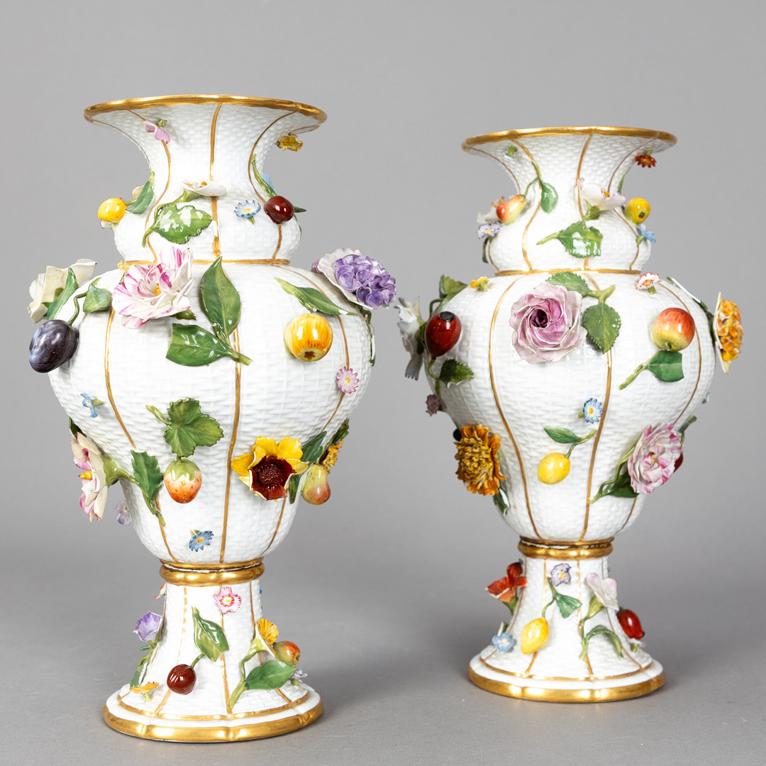 MEISSEN. Paar Vasen mit Blüten und Früchten, 1860-1924.