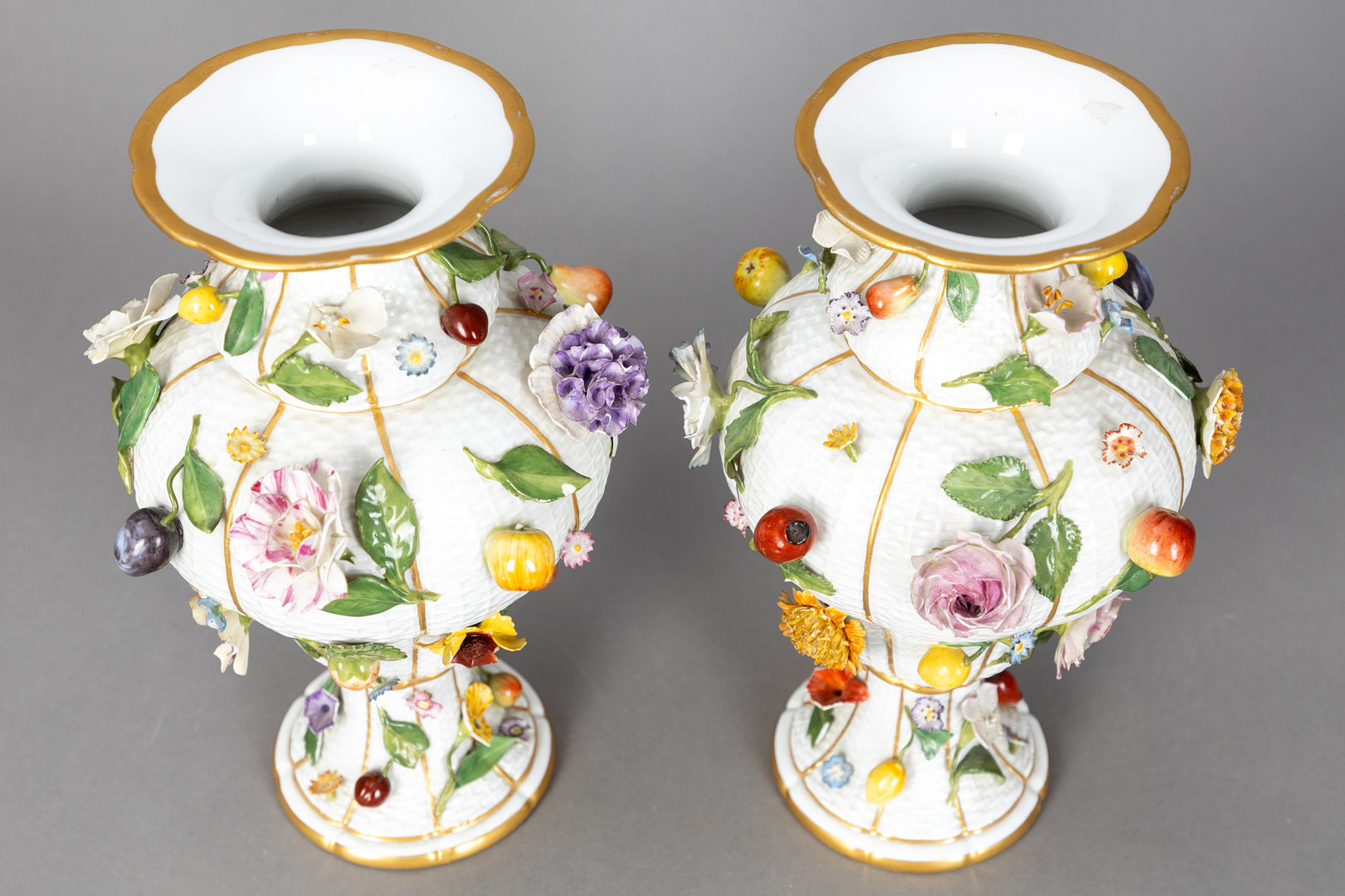 MEISSEN. Paar Vasen mit Blüten und Früchten, 1860-1924.
