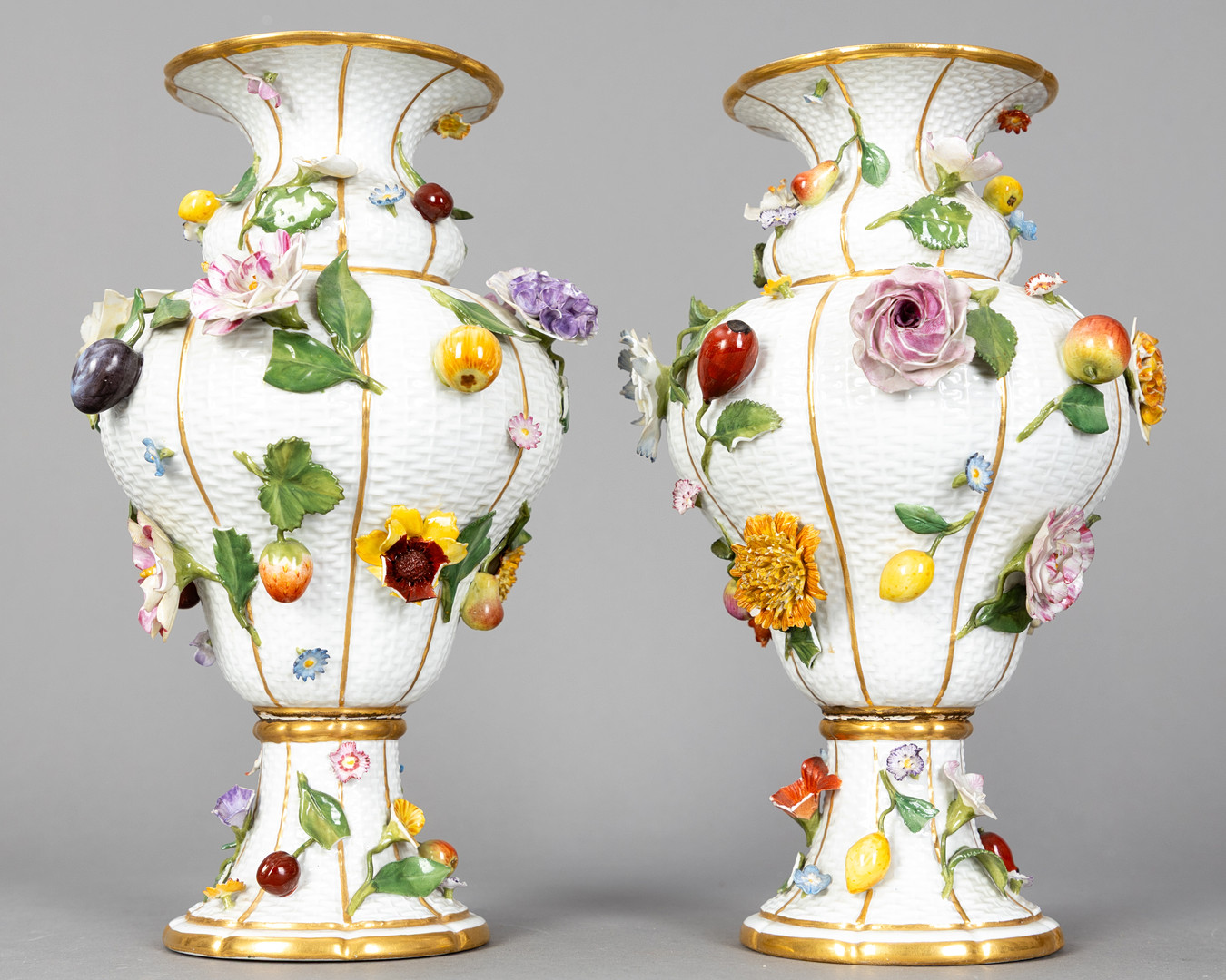 MEISSEN. Paar Vasen mit Blüten und Früchten, 1860-1924.