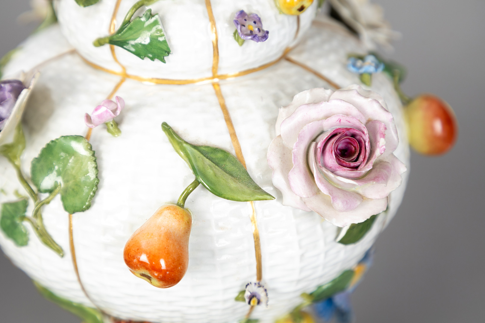 MEISSEN. Paar Vasen mit Blüten und Früchten, 1860-1924.