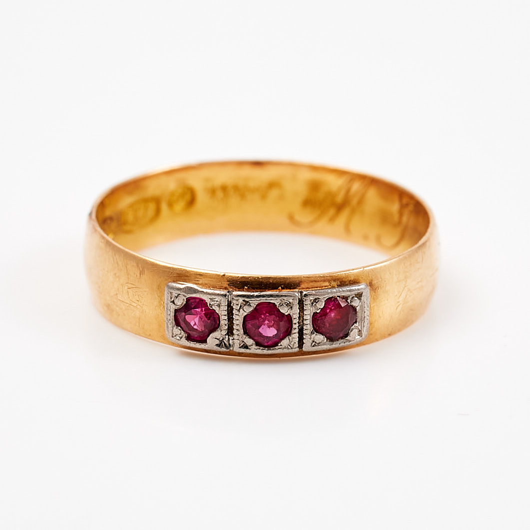 RING, 18 k röd- och vitguld, med 3 st rubiner.
