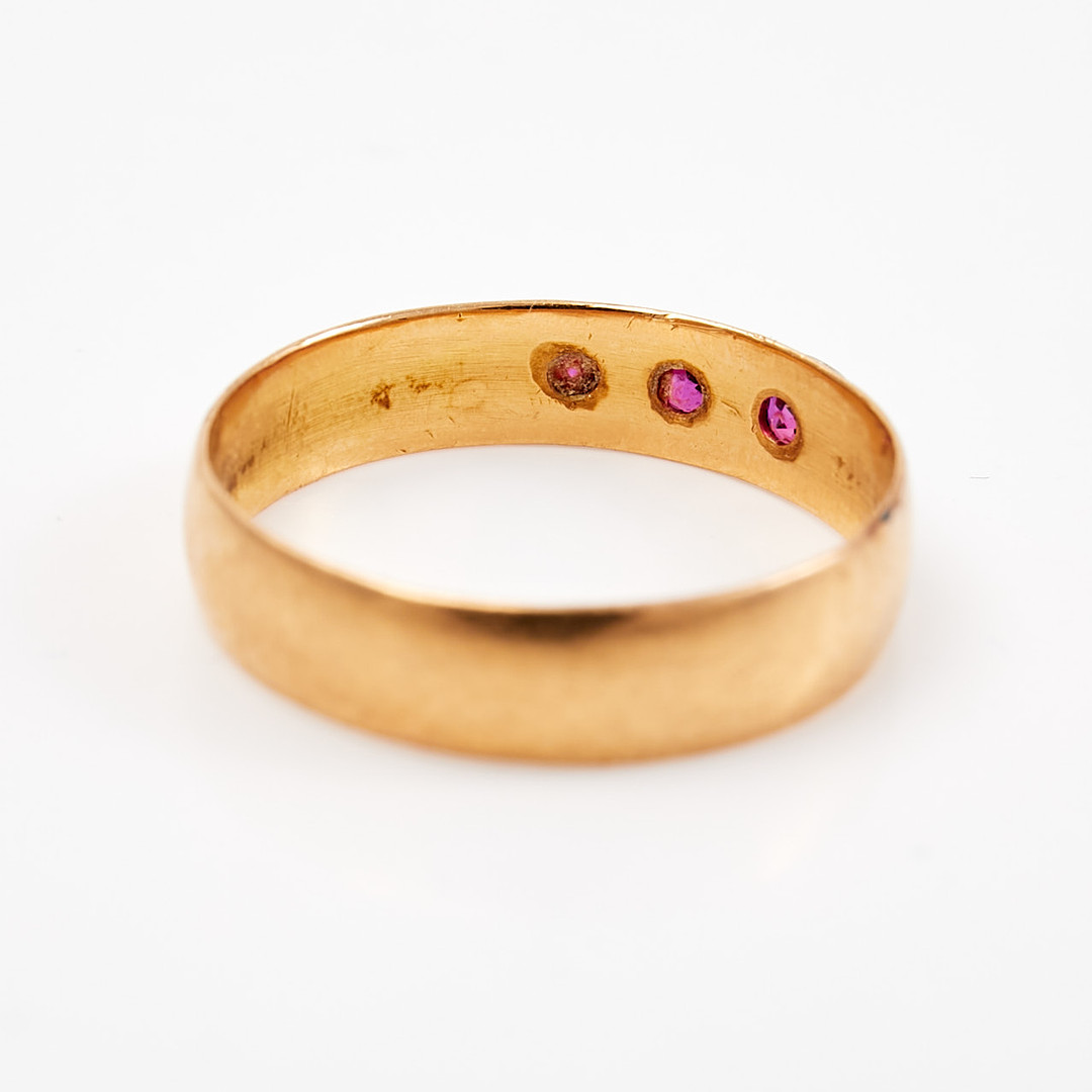 RING, 18 k röd- och vitguld, med 3 st rubiner.