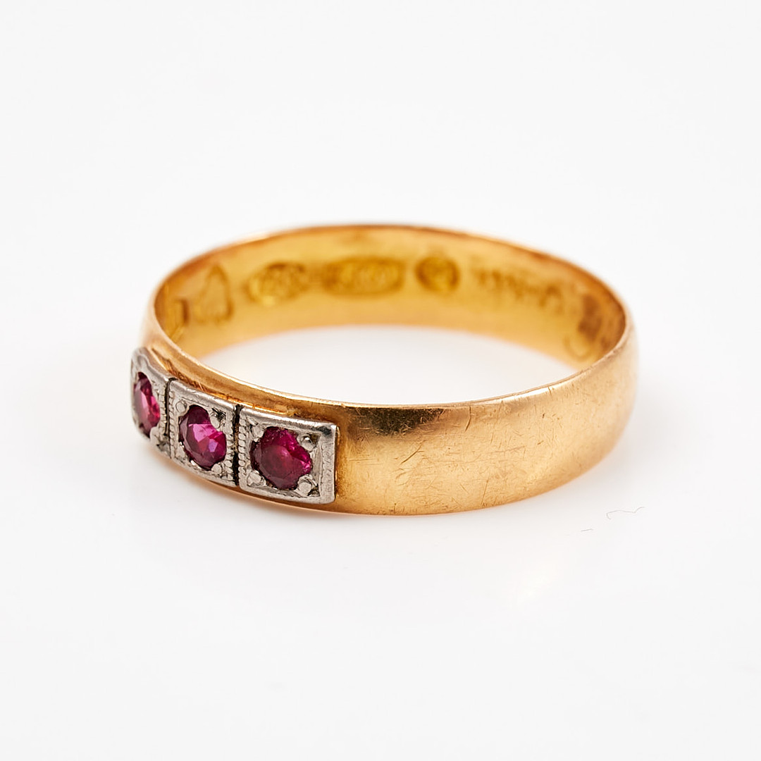 RING, 18 k röd- och vitguld, med 3 st rubiner.