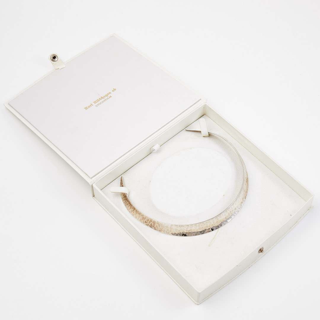 STIGBERT, Collier, Stel halsring, hamrad dekor, stämplad NRJ, S, 1974, signerad.