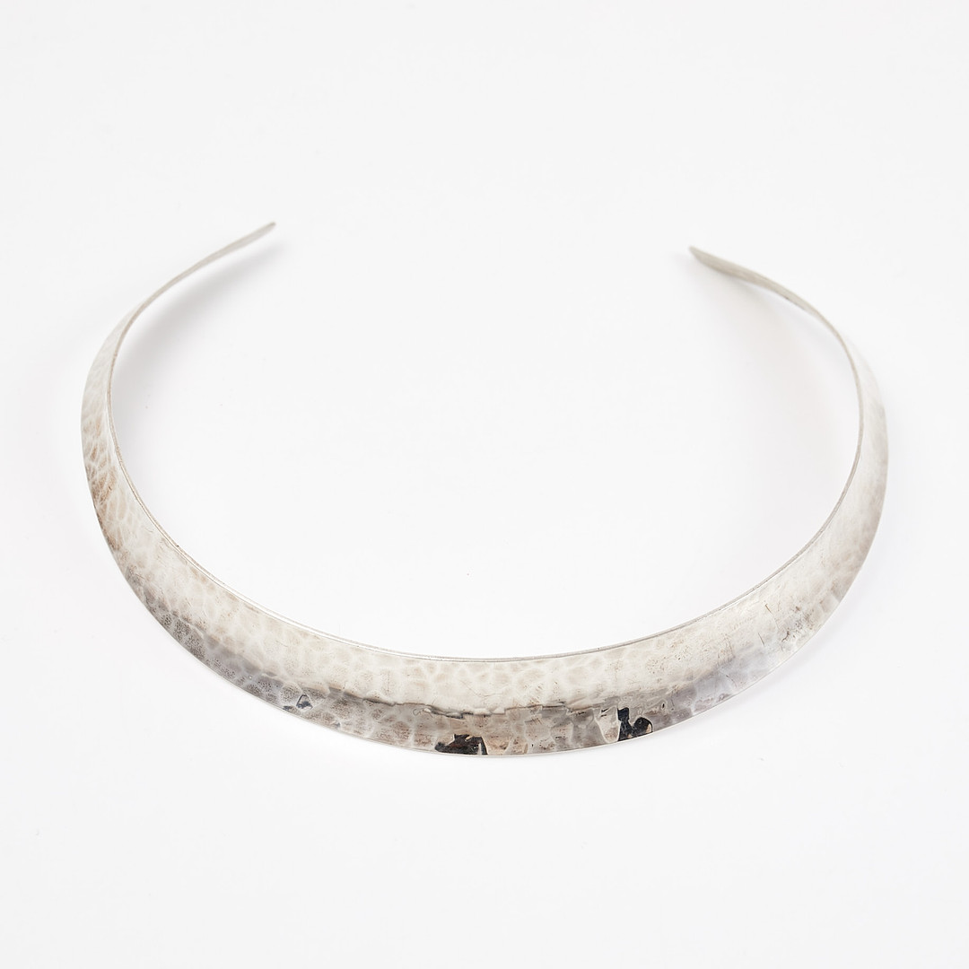 STIGBERT, Collier, Stel halsring, hamrad dekor, stämplad NRJ, S, 1974, signerad.