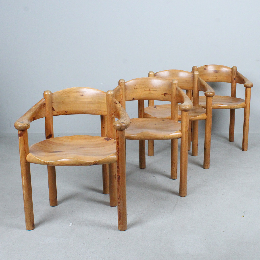 RAINER DAUMILLER. Esstischgruppe mit vier Stühlen / Armlehnstühlen und erweiterbarem Tisch, Kiefer, Dänemark, 1970er Jahre.