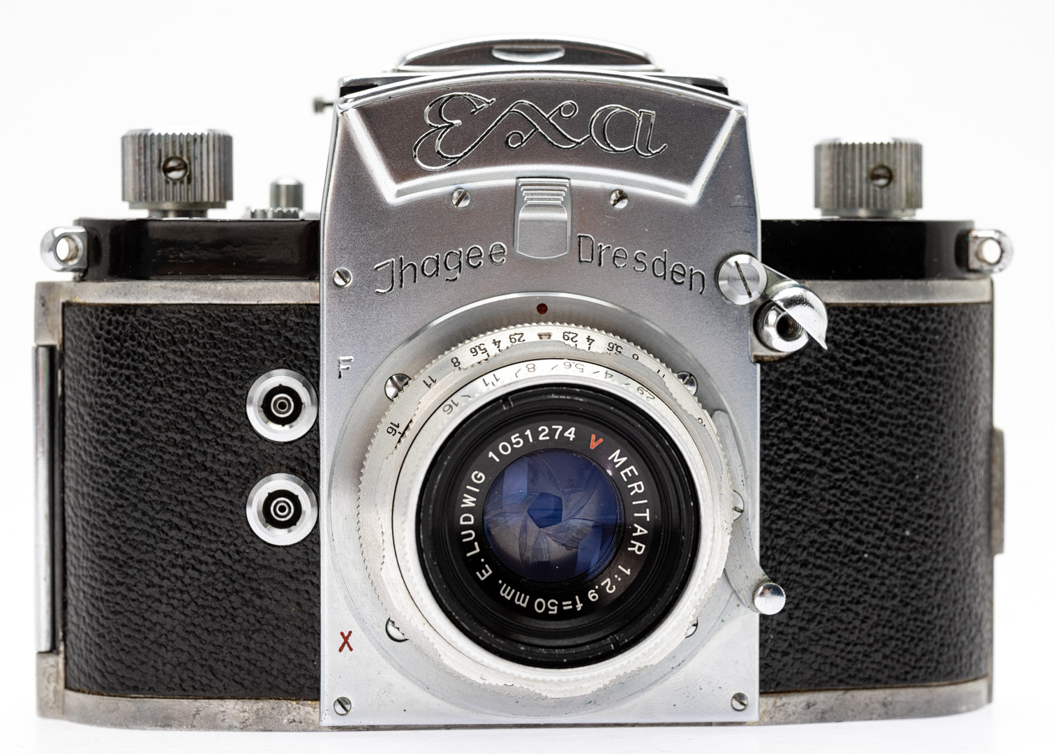 Exa ( Typ 4 ) Spiegelreflex Kleinbildkamera ( SN 407458 )mit einem E. Ludwig Meritar 2,9/50mm Objektiv.