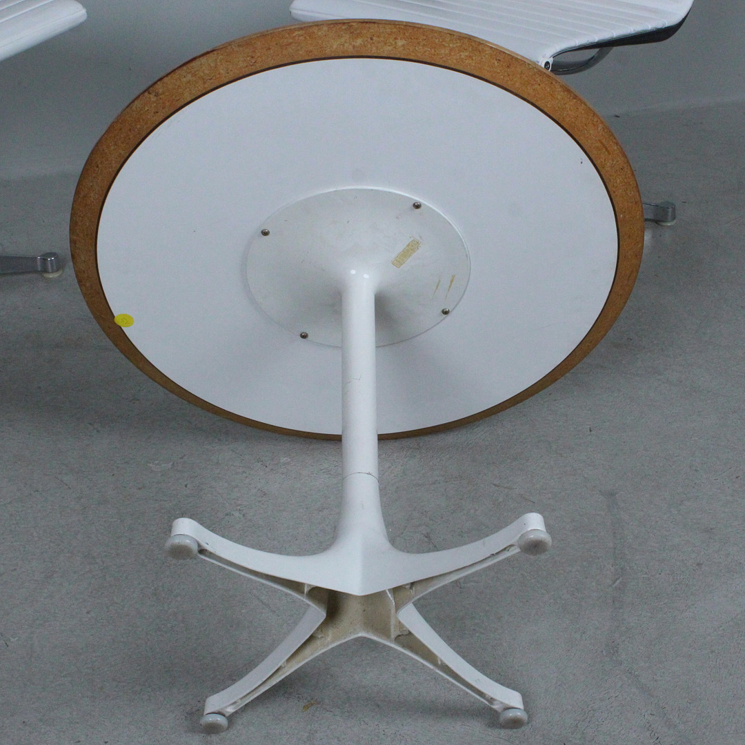 Herman Miller. Tischgruppe - Couchtisch / Coffeetable von George Nelson und zwei Stühle / Office Chairs von Charles & Ray Eames, Modell 'EA 105'.