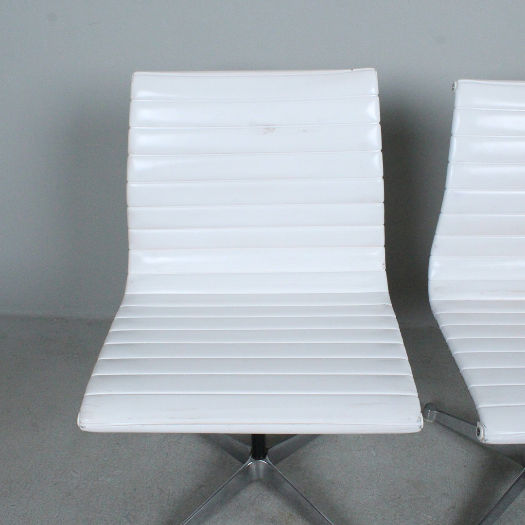 Herman Miller. Tischgruppe - Couchtisch / Coffeetable von George Nelson und zwei Stühle / Office Chairs von Charles & Ray Eames, Modell 'EA 105'.