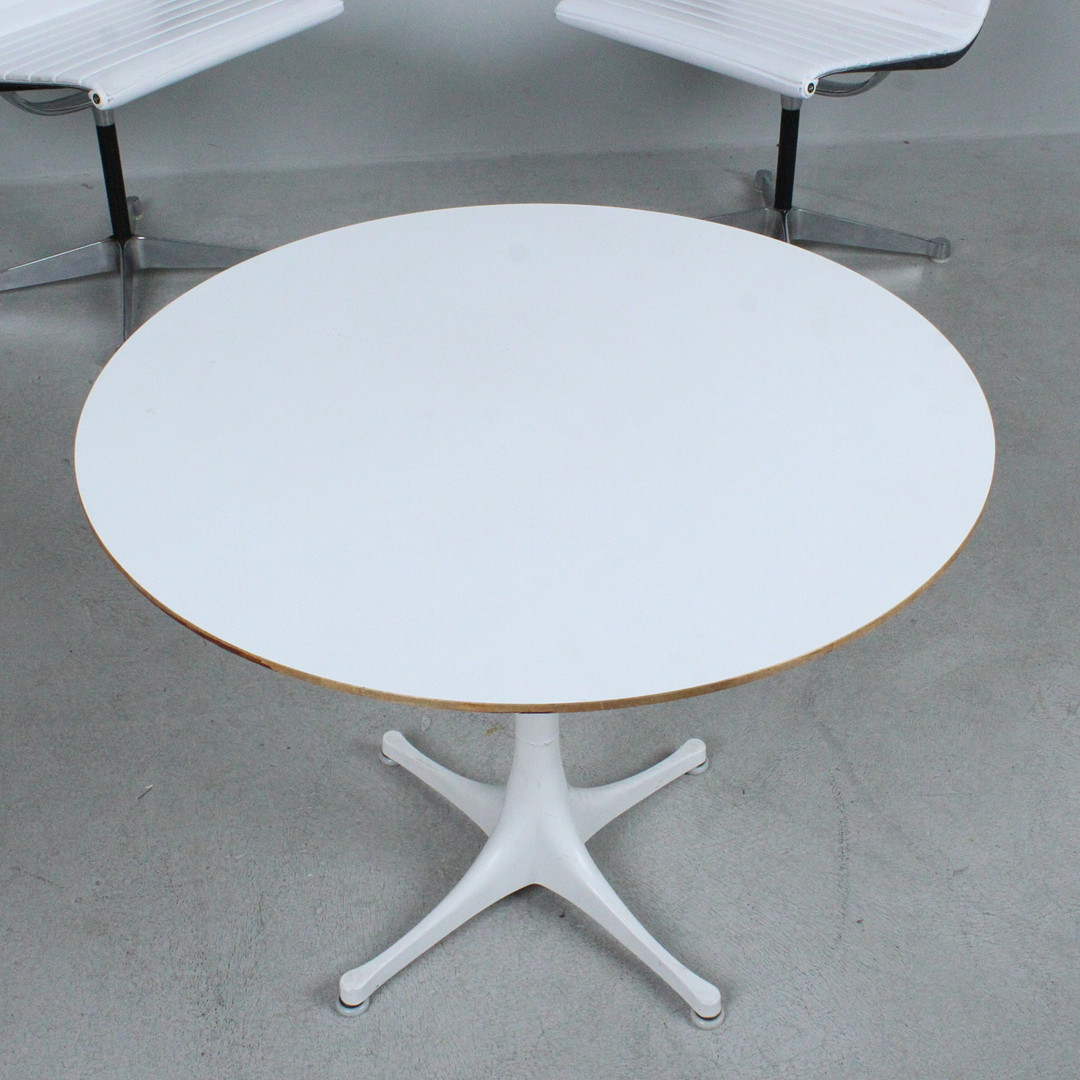 Herman Miller. Tischgruppe - Couchtisch / Coffeetable von George Nelson und zwei Stühle / Office Chairs von Charles & Ray Eames, Modell 'EA 105'.