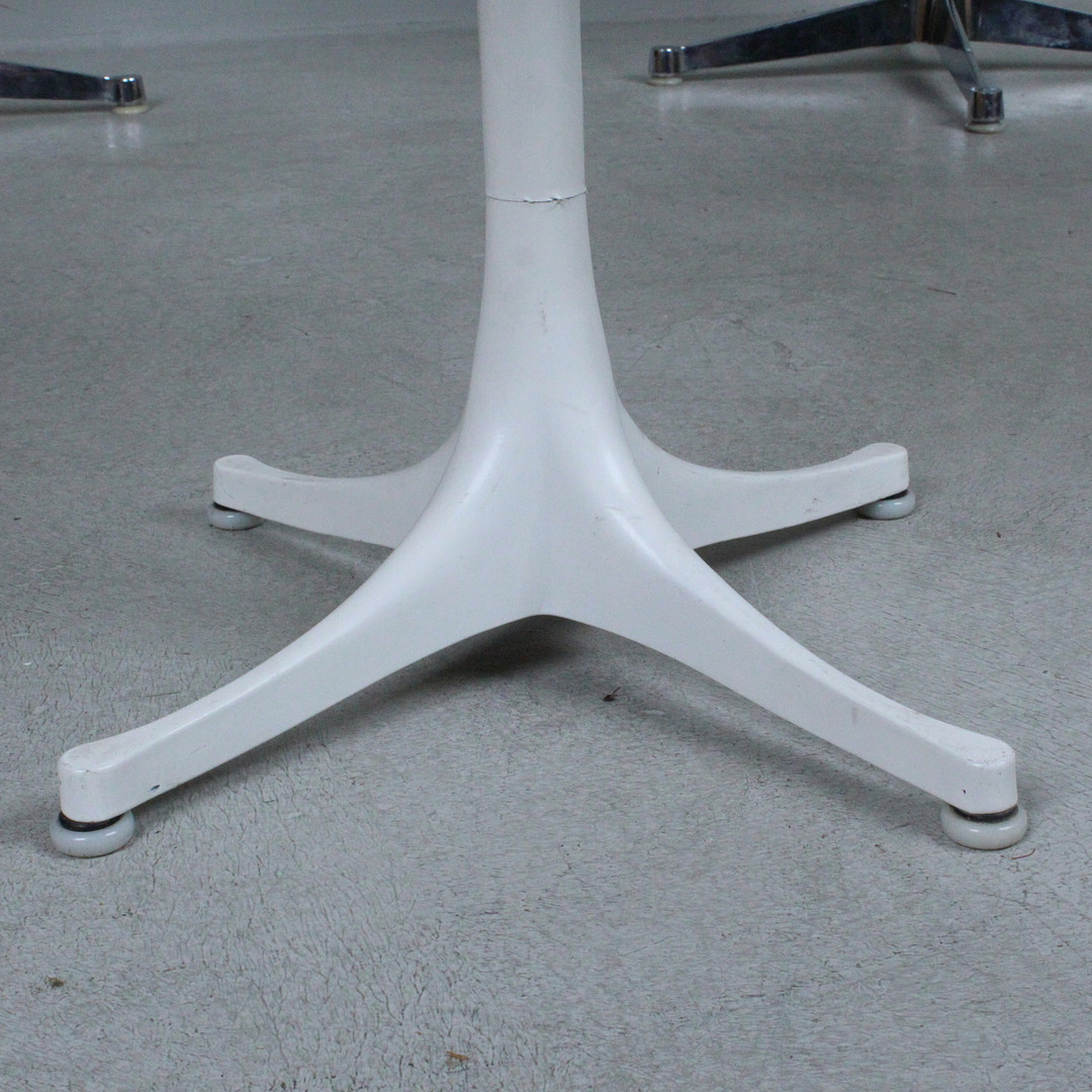 Herman Miller. Tischgruppe - Couchtisch / Coffeetable von George Nelson und zwei Stühle / Office Chairs von Charles & Ray Eames, Modell 'EA 105'.