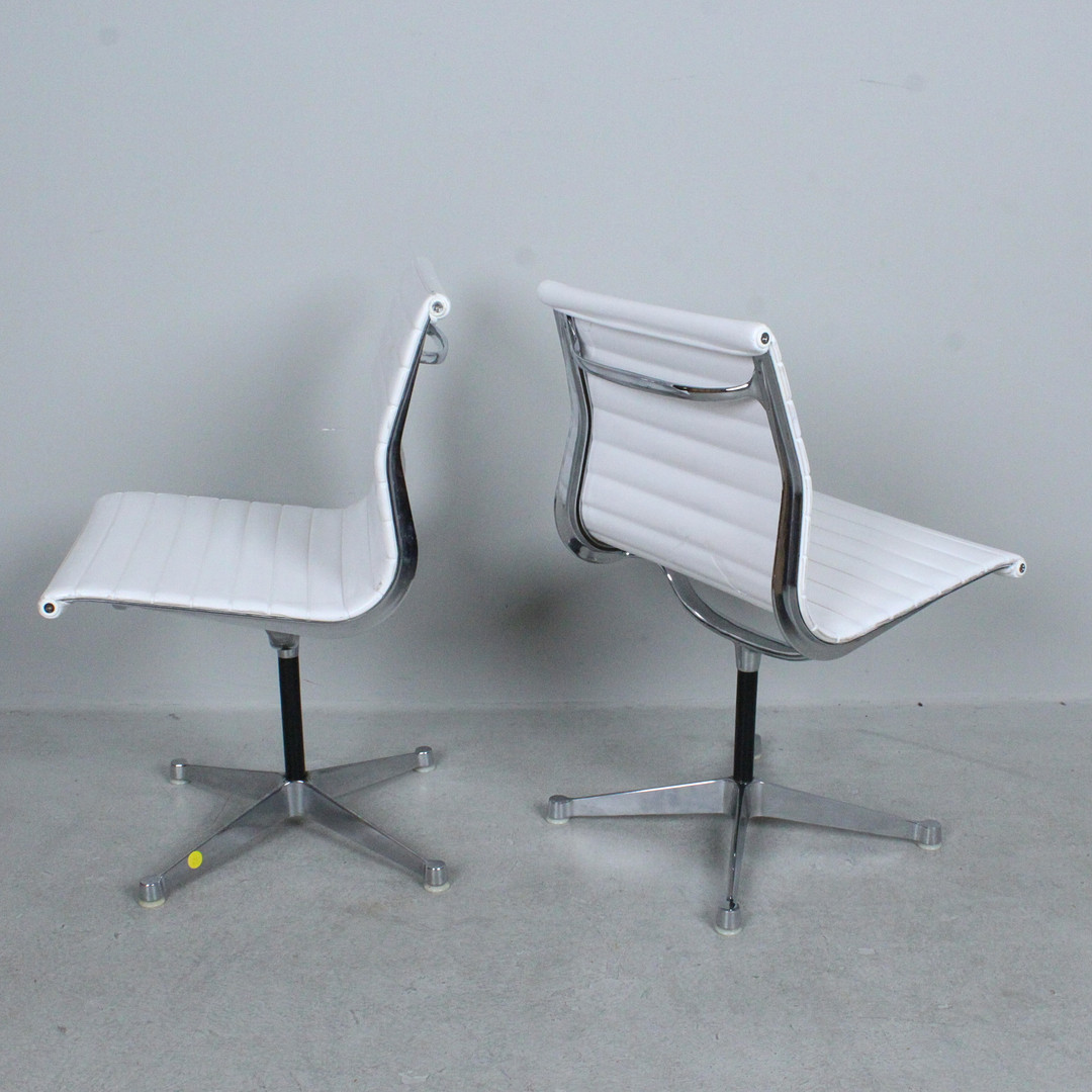 Herman Miller. Tischgruppe - Couchtisch / Coffeetable von George Nelson und zwei Stühle / Office Chairs von Charles & Ray Eames, Modell 'EA 105'.