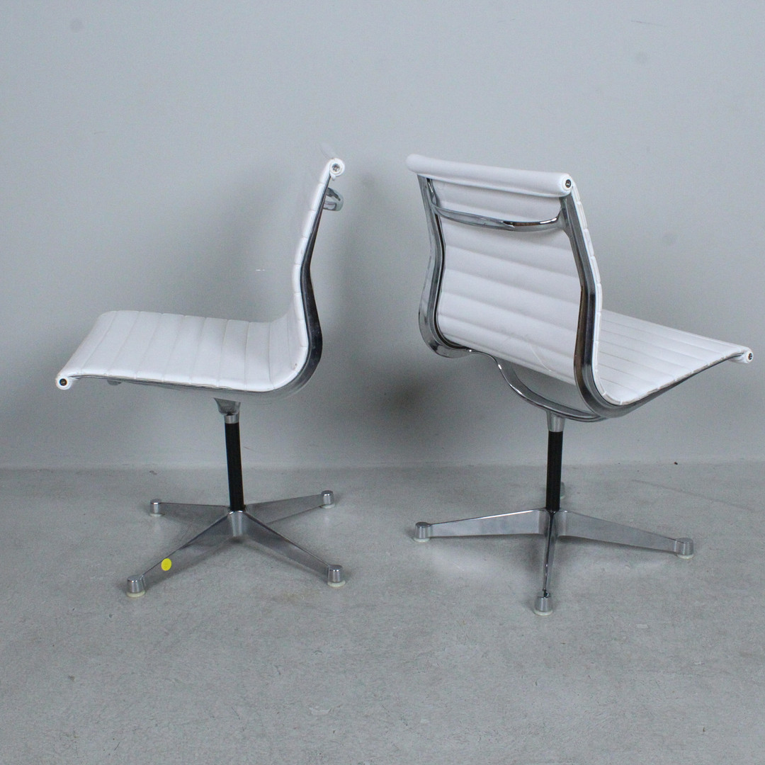 Herman Miller. Tischgruppe - Couchtisch / Coffeetable von George Nelson und zwei Stühle / Office Chairs von Charles & Ray Eames, Modell 'EA 105'.