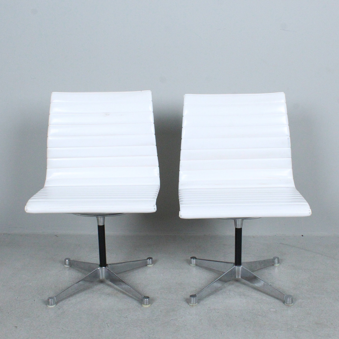 Herman Miller. Tischgruppe - Couchtisch / Coffeetable von George Nelson und zwei Stühle / Office Chairs von Charles & Ray Eames, Modell 'EA 105'.