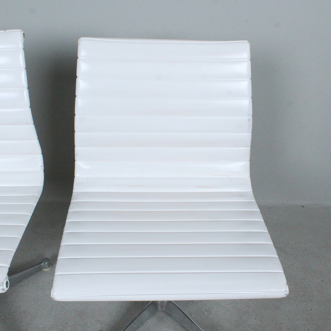Herman Miller. Tischgruppe - Couchtisch / Coffeetable von George Nelson und zwei Stühle / Office Chairs von Charles & Ray Eames, Modell 'EA 105'.