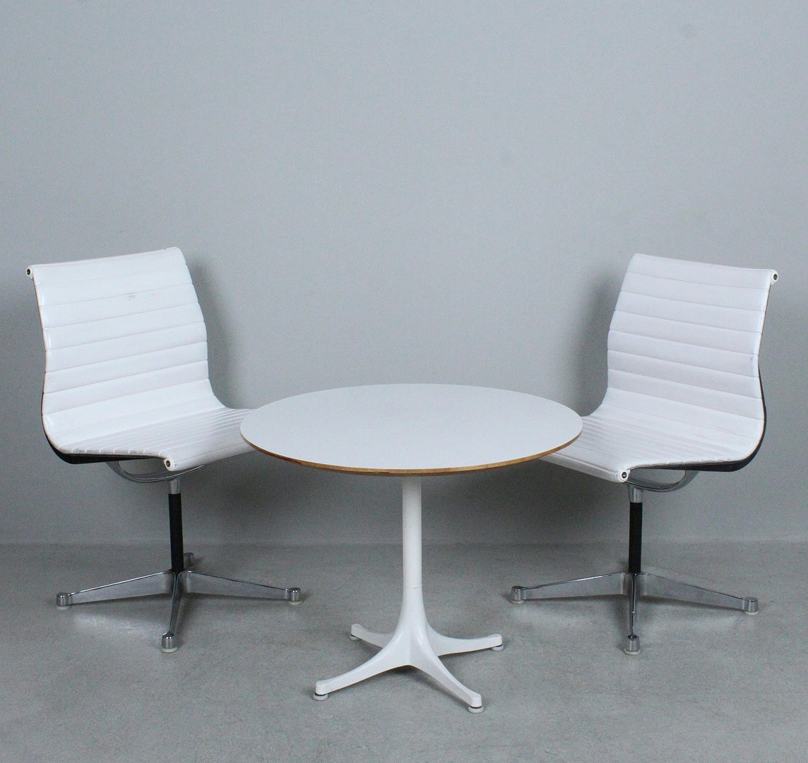 Herman Miller. Tischgruppe - Couchtisch / Coffeetable von George Nelson und zwei Stühle / Office Chairs von Charles & Ray Eames, Modell 'EA 105'.