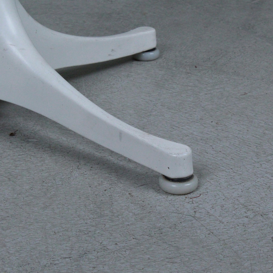 Herman Miller. Tischgruppe - Couchtisch / Coffeetable von George Nelson und zwei Stühle / Office Chairs von Charles & Ray Eames, Modell 'EA 105'.