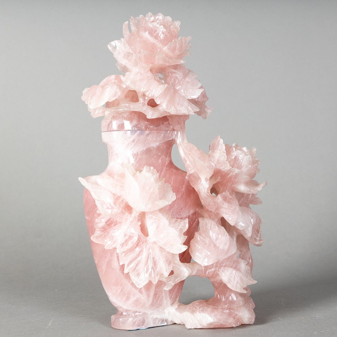 Große Deckelvase mit Päoniendekor, Rosenquarz, China, 2. Hälfte 20. Jh.