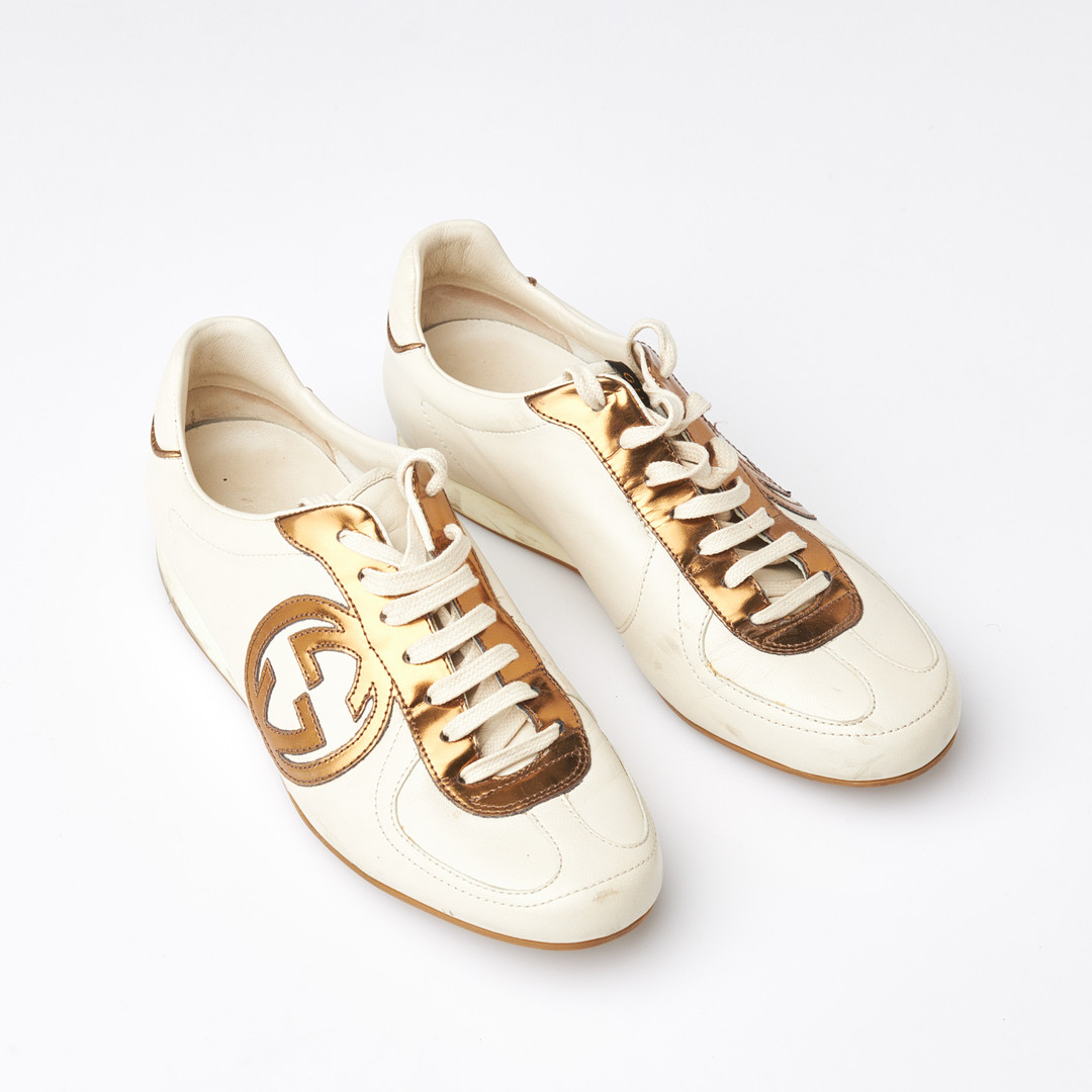GUCCI, läder, vita med metallfärgade detaljer, märkta GUCCI made in italy.