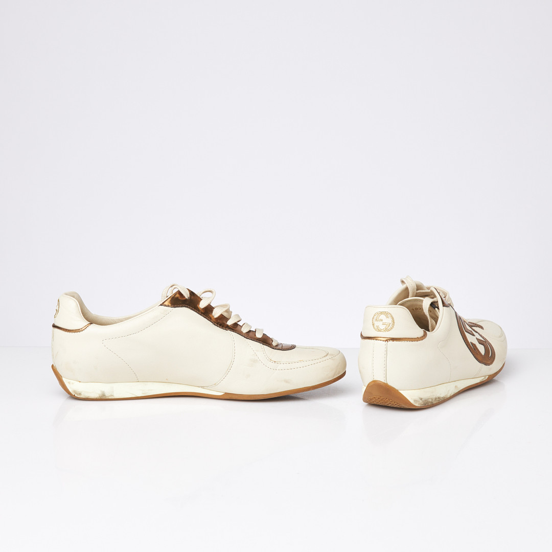 GUCCI, läder, vita med metallfärgade detaljer, märkta GUCCI made in italy.