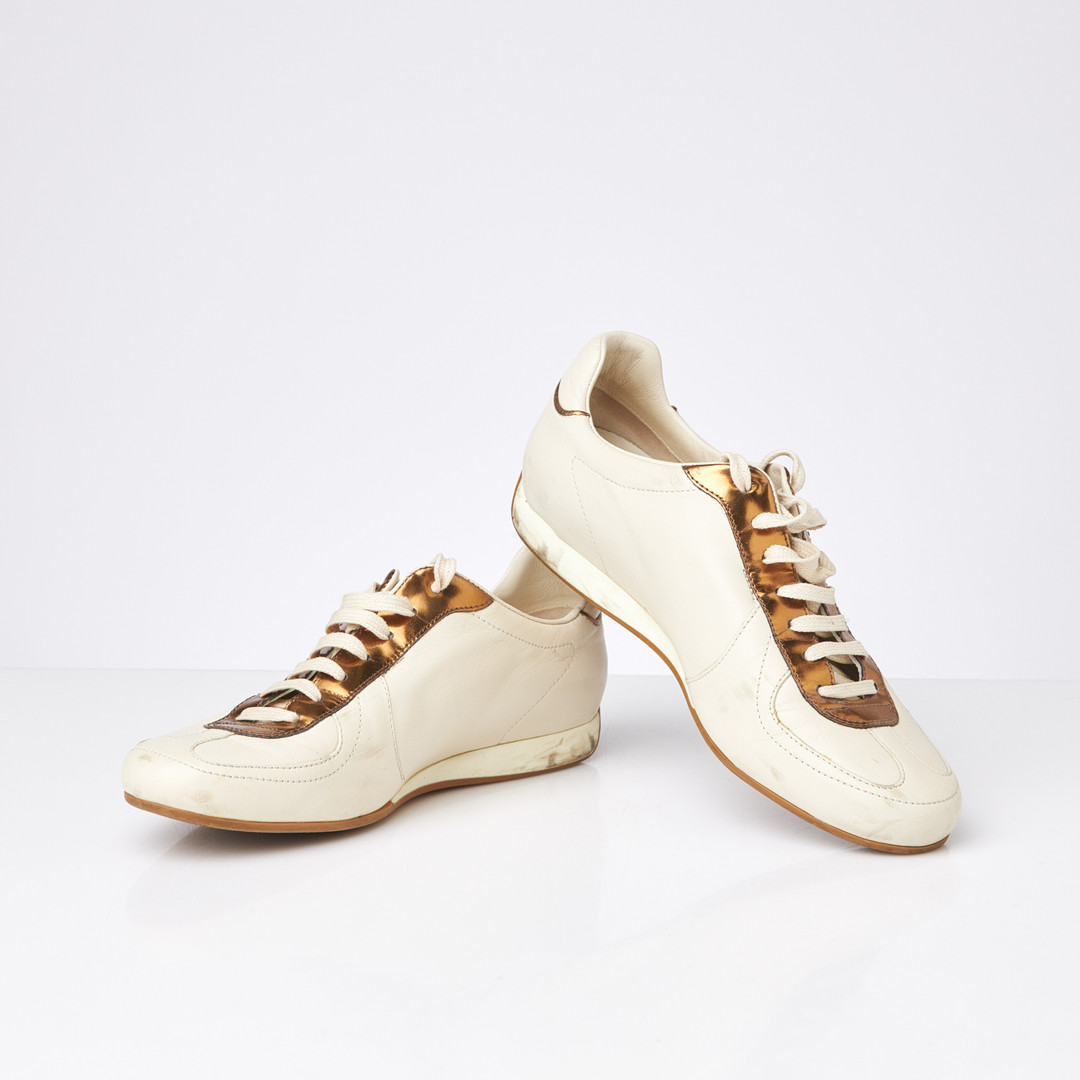 GUCCI, läder, vita med metallfärgade detaljer, märkta GUCCI made in italy.