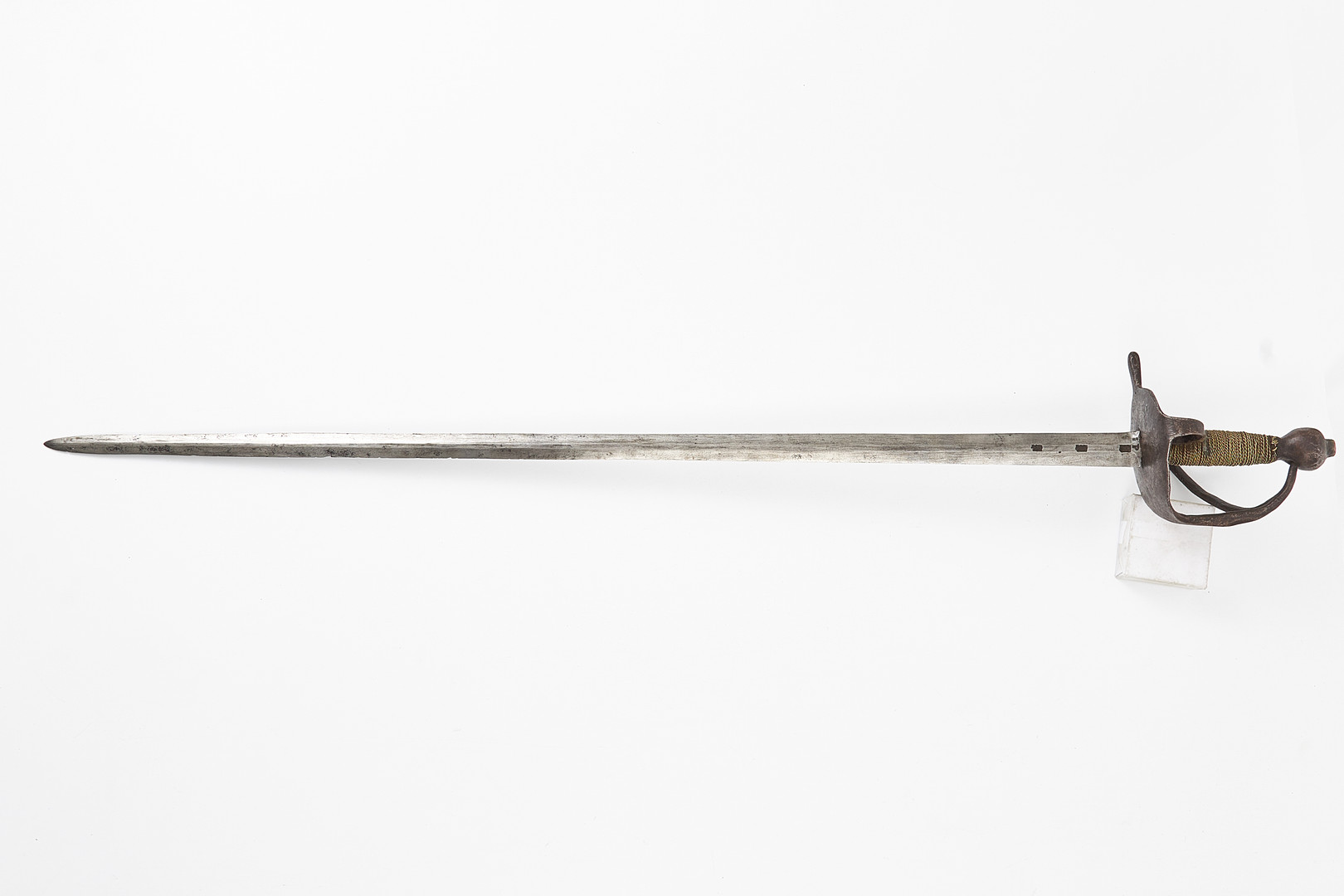 VÄRJA, svensk, m/1685, kommissvärja, svärtat järnfäste, P-stämplad klinga samt med dekorstämplar.