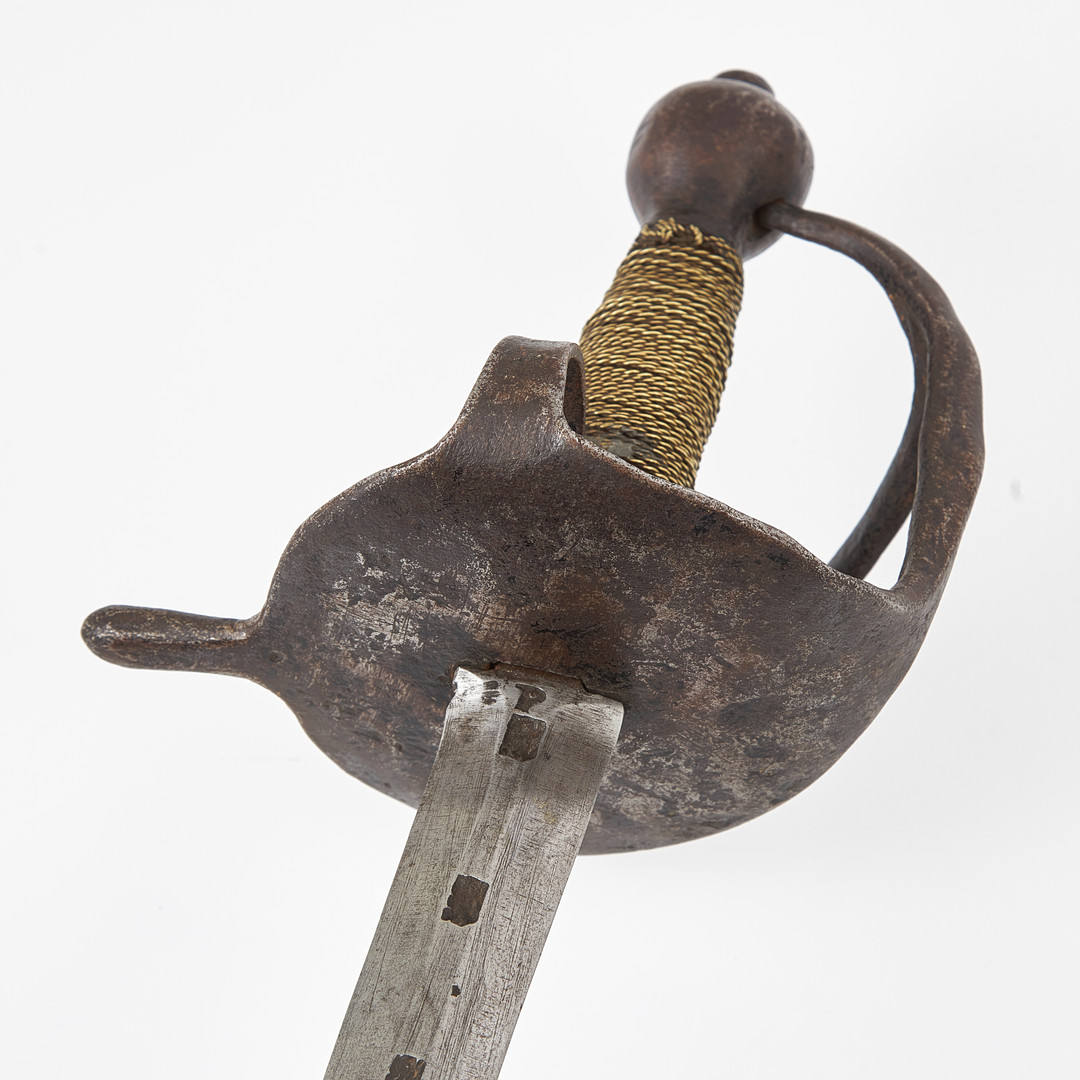 VÄRJA, svensk, m/1685, kommissvärja, svärtat järnfäste, P-stämplad klinga samt med dekorstämplar.