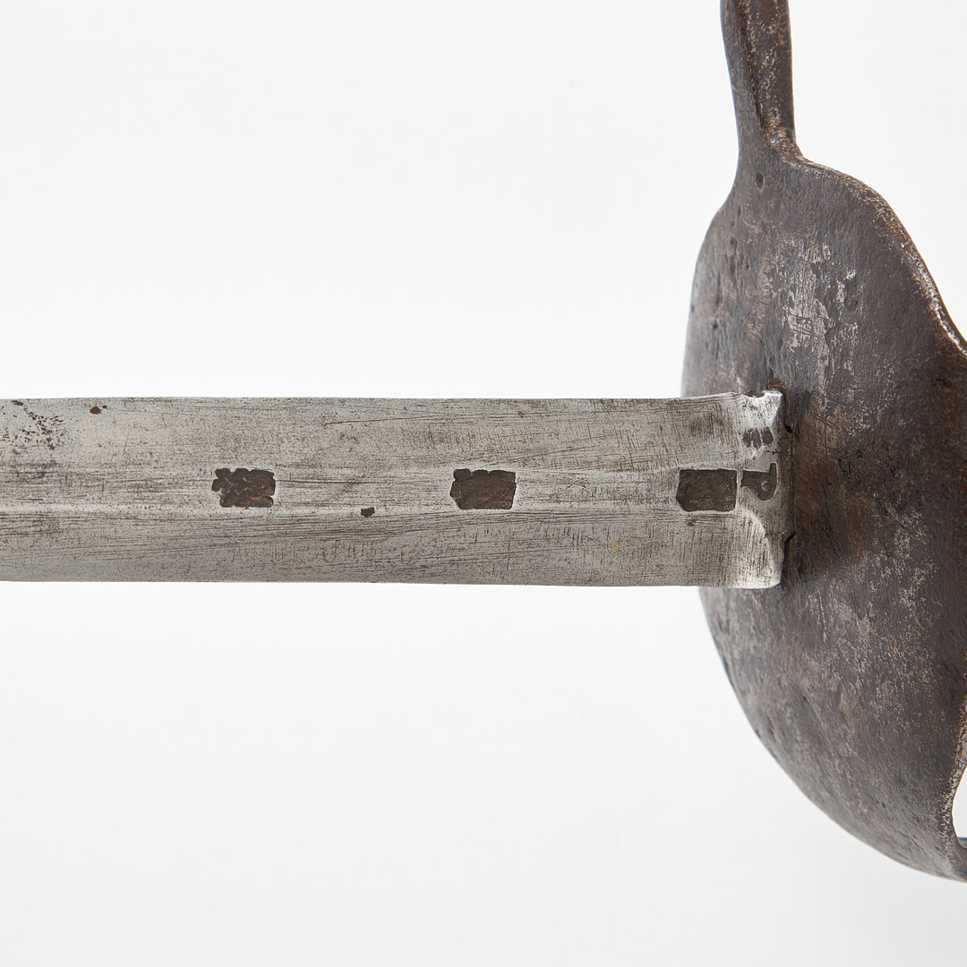 VÄRJA, svensk, m/1685, kommissvärja, svärtat järnfäste, P-stämplad klinga samt med dekorstämplar.