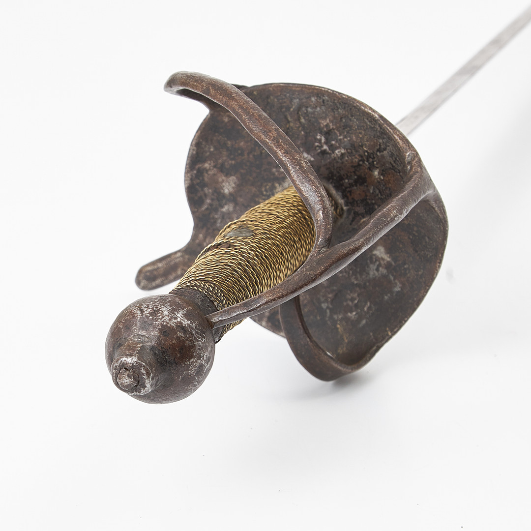 VÄRJA, svensk, m/1685, kommissvärja, svärtat järnfäste, P-stämplad klinga samt med dekorstämplar.