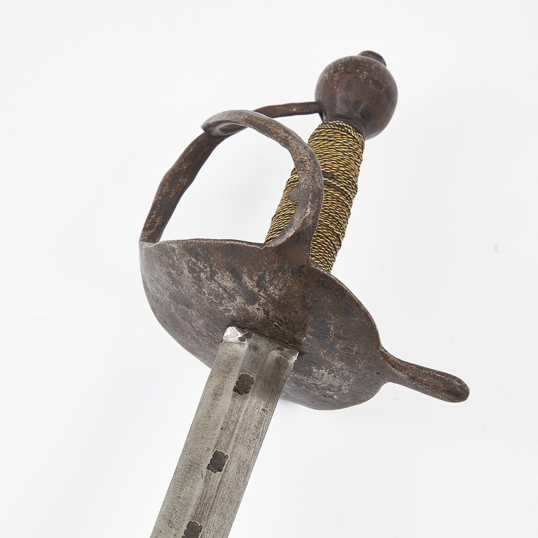 VÄRJA, svensk, m/1685, kommissvärja, svärtat järnfäste, P-stämplad klinga samt med dekorstämplar.