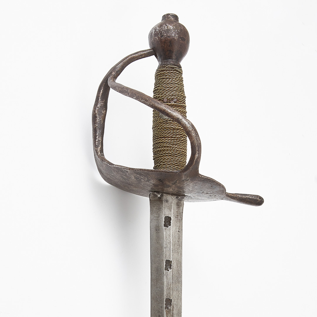 VÄRJA, svensk, m/1685, kommissvärja, svärtat järnfäste, P-stämplad klinga samt med dekorstämplar.