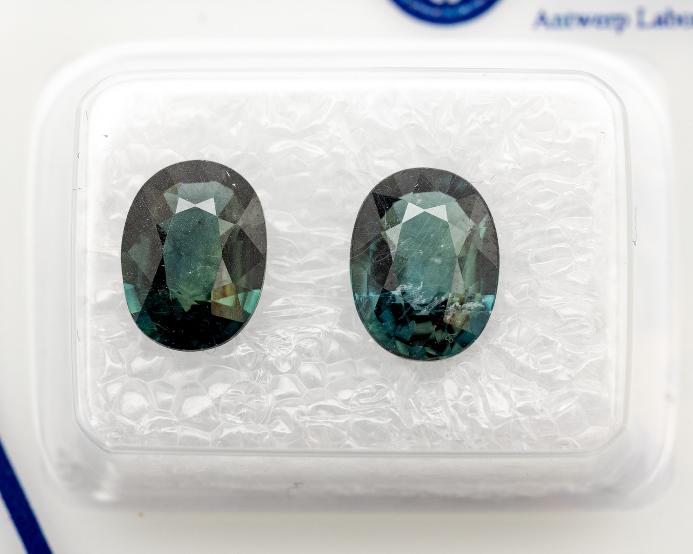 2 Loser Saphiren, ca. 3.31 ct.