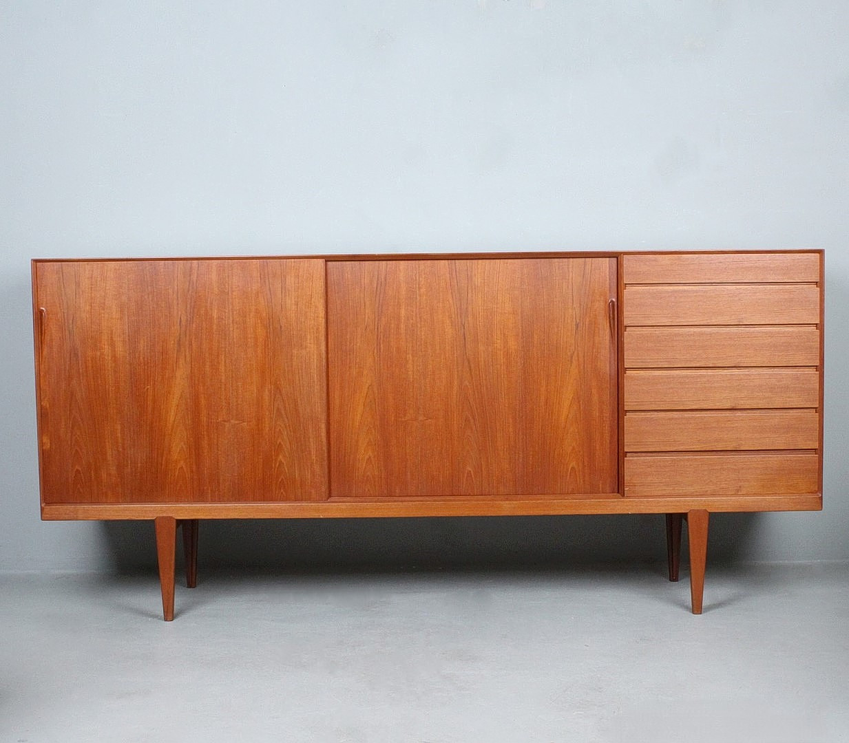 HENRY ROSENGREN HANSEN. Brande Møbelindustri. Sideboard aus Teakholz, Modell '38', Dänemark, 1950er Jahre.