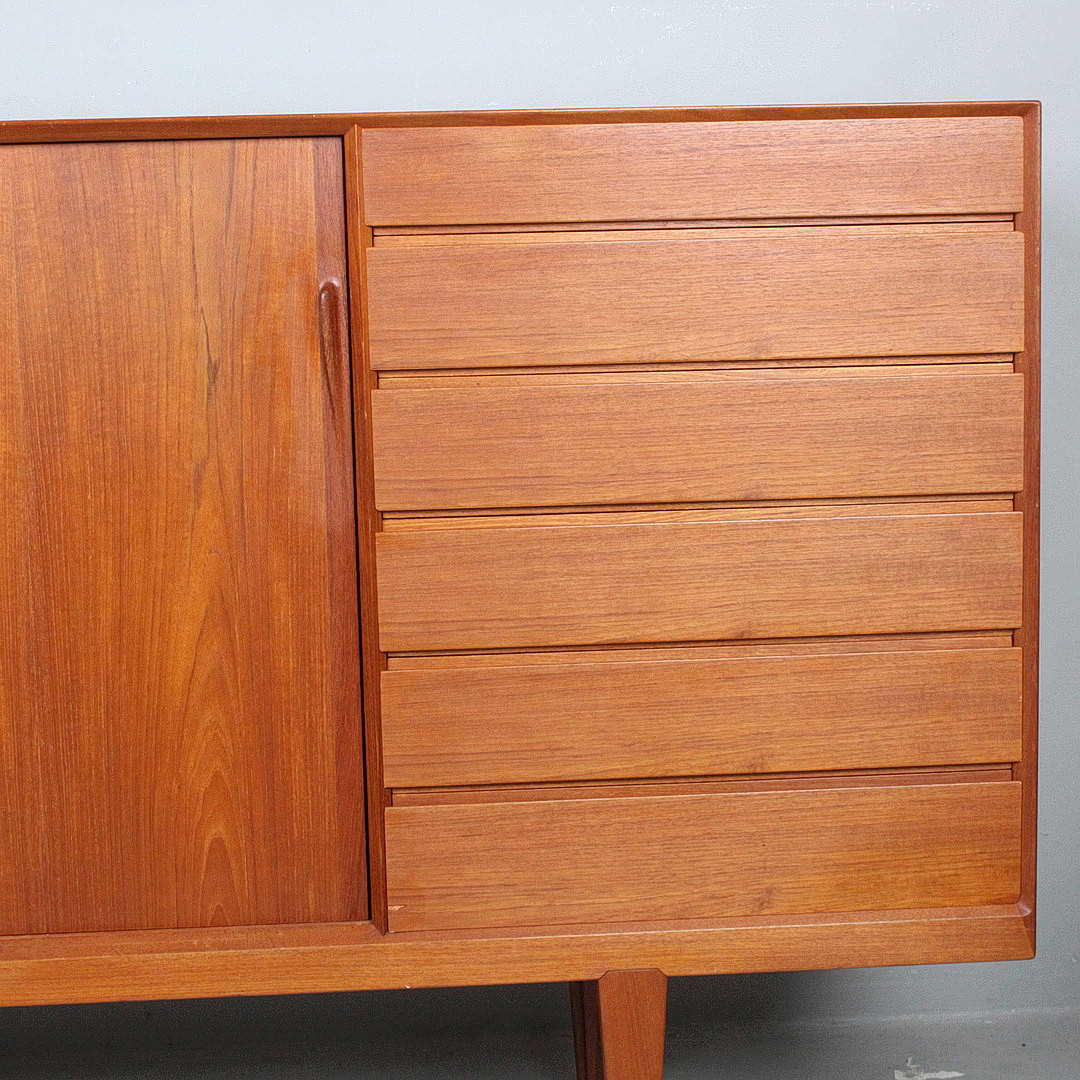 HENRY ROSENGREN HANSEN. Brande Møbelindustri. Sideboard aus Teakholz, Modell '38', Dänemark, 1950er Jahre.