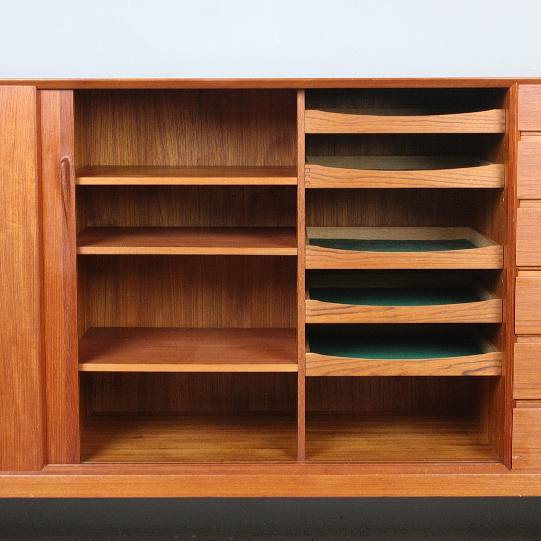 HENRY ROSENGREN HANSEN. Brande Møbelindustri. Sideboard aus Teakholz, Modell '38', Dänemark, 1950er Jahre.
