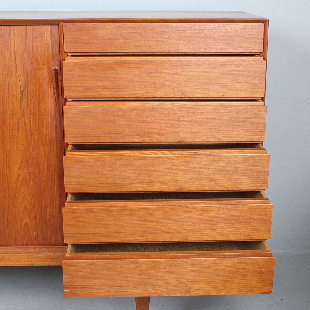 HENRY ROSENGREN HANSEN. Brande Møbelindustri. Sideboard aus Teakholz, Modell '38', Dänemark, 1950er Jahre.