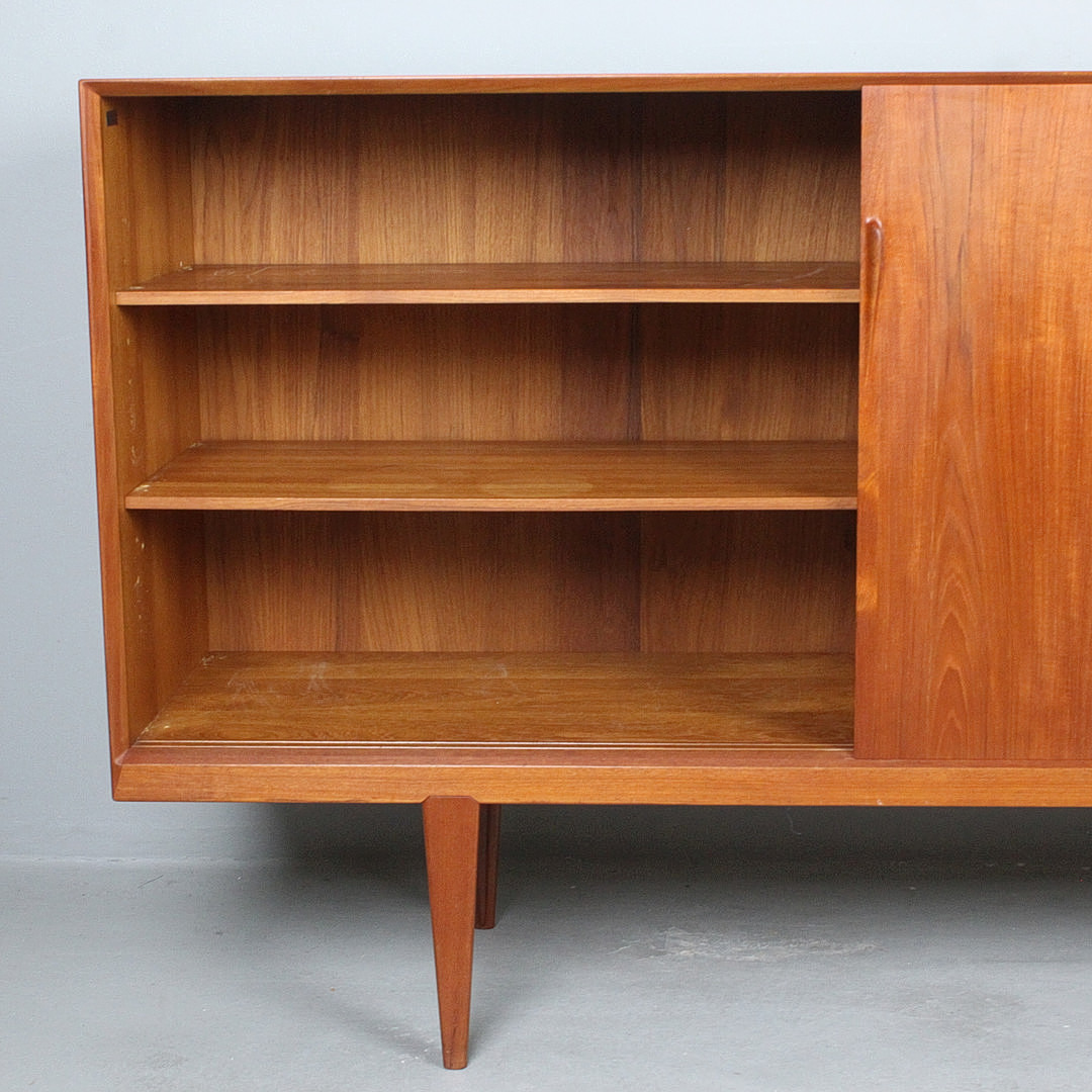HENRY ROSENGREN HANSEN. Brande Møbelindustri. Sideboard aus Teakholz, Modell '38', Dänemark, 1950er Jahre.