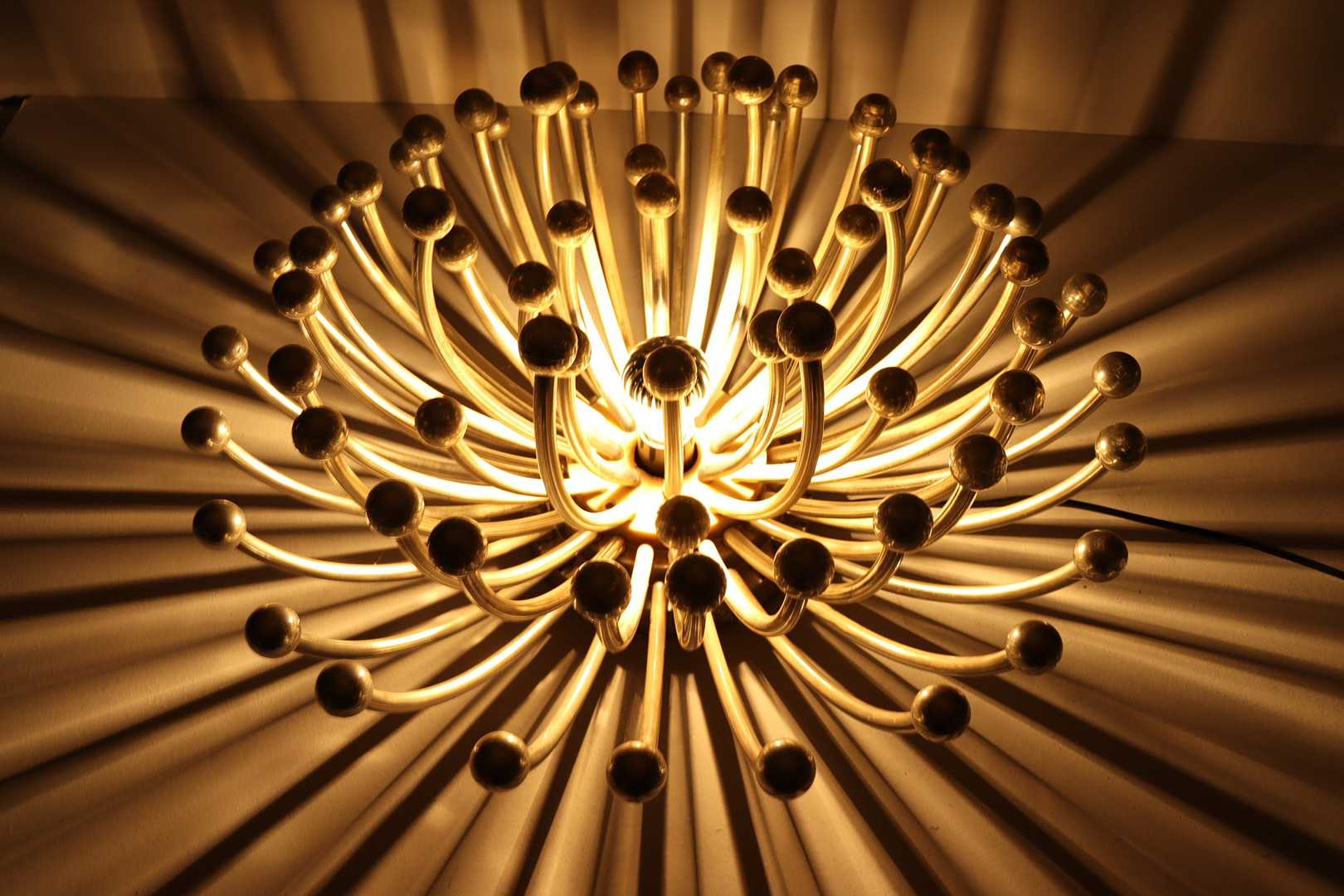 VALENTI LUCE. Mid-Century Wandlampe/Deckenlampe von Valenti Luce für Studio Tetrarch, Modell: 'Pistillo', Italien, 1970er Jahre.