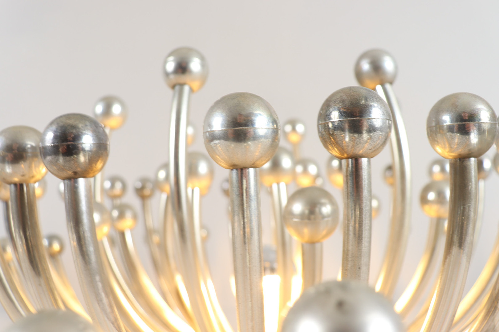 VALENTI LUCE. Mid-Century Wandlampe/Deckenlampe von Valenti Luce für Studio Tetrarch, Modell: 'Pistillo', Italien, 1970er Jahre.
