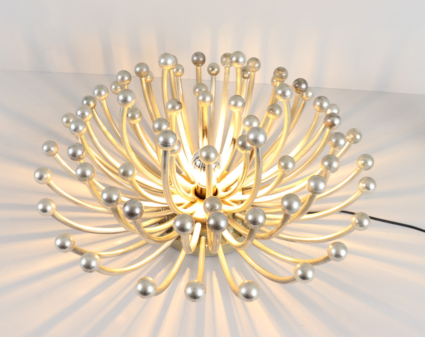 VALENTI LUCE. Mid-Century Wandlampe/Deckenlampe von Valenti Luce für Studio Tetrarch, Modell: 'Pistillo', Italien, 1970er Jahre.