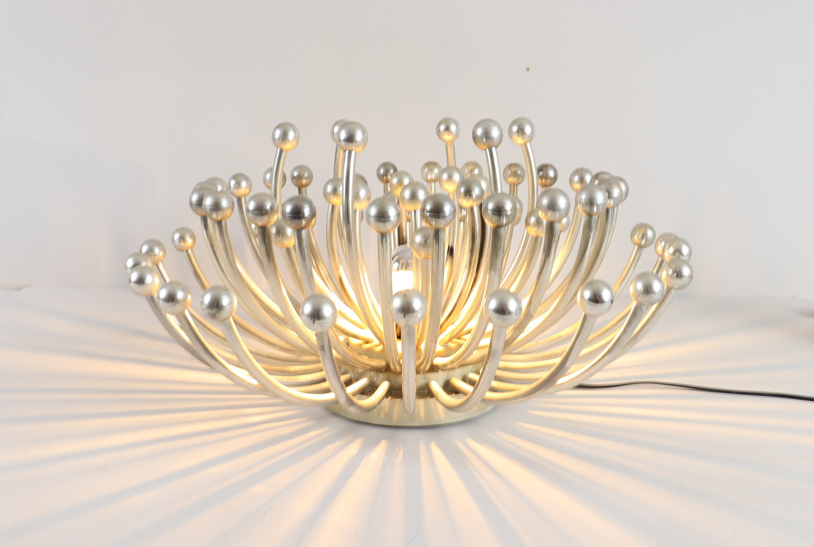 VALENTI LUCE. Mid-Century Wandlampe/Deckenlampe von Valenti Luce für Studio Tetrarch, Modell: 'Pistillo', Italien, 1970er Jahre.