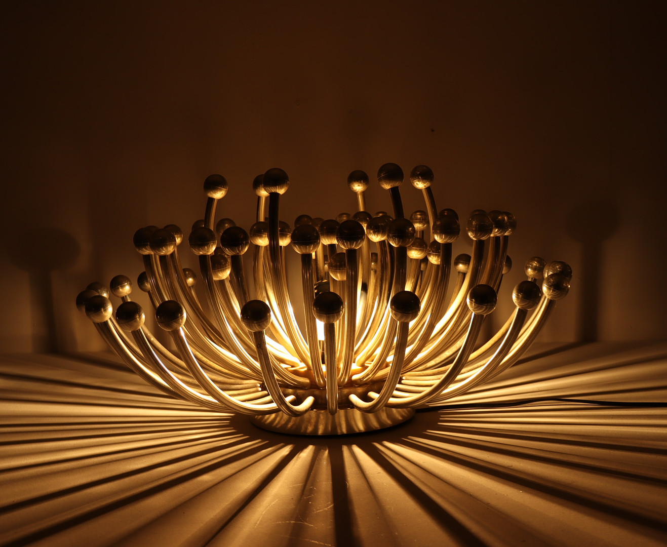 VALENTI LUCE. Mid-Century Wandlampe/Deckenlampe von Valenti Luce für Studio Tetrarch, Modell: 'Pistillo', Italien, 1970er Jahre.