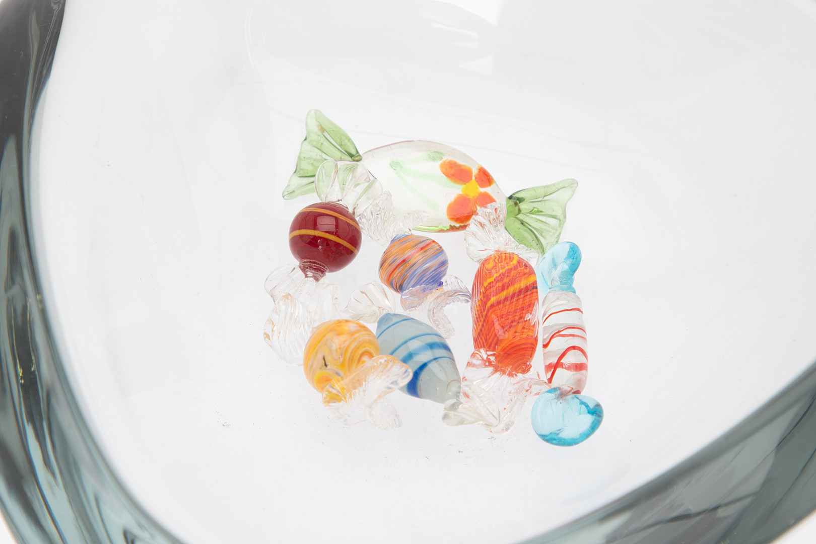 Große Glasschale mit Glasbonbons, wohl Schweden, 1990er Jahre.