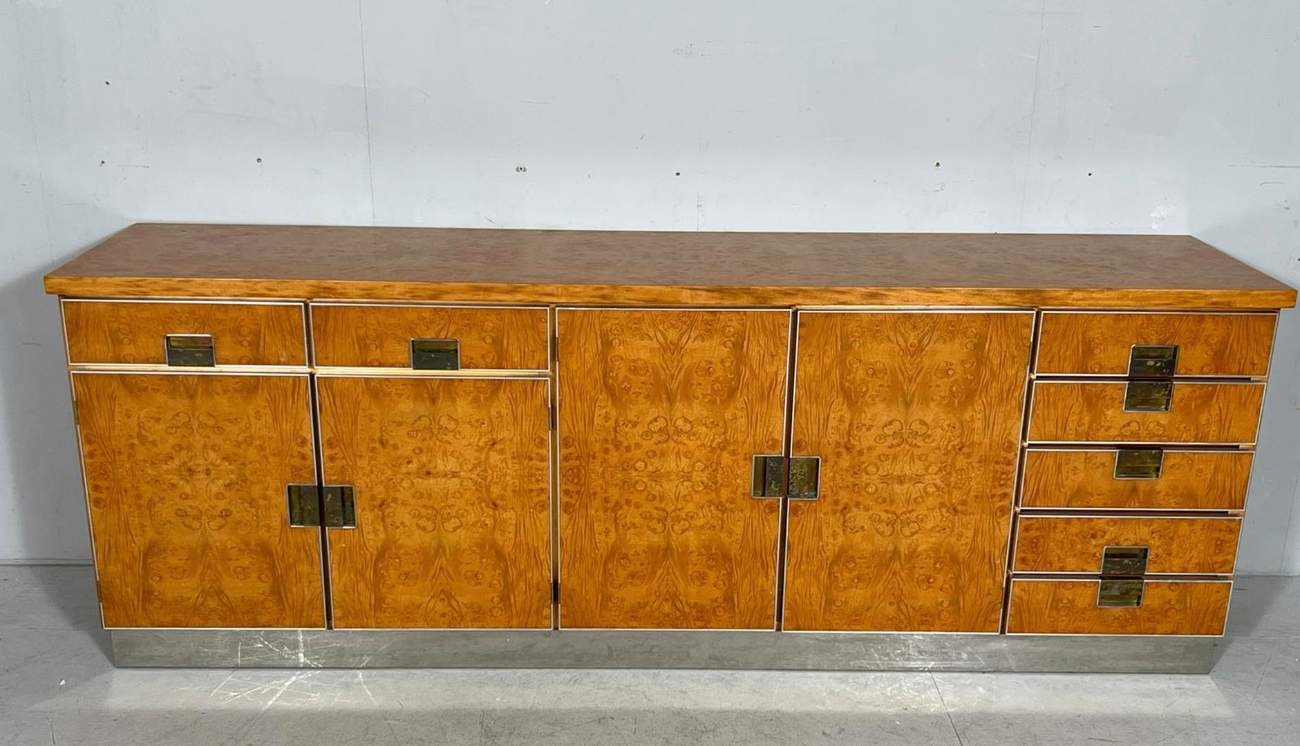 GLAM FURNITURE. Sideboard im Art Deco Stil, Wurzelholz/Chrom, Italien, 1970er Jahre.