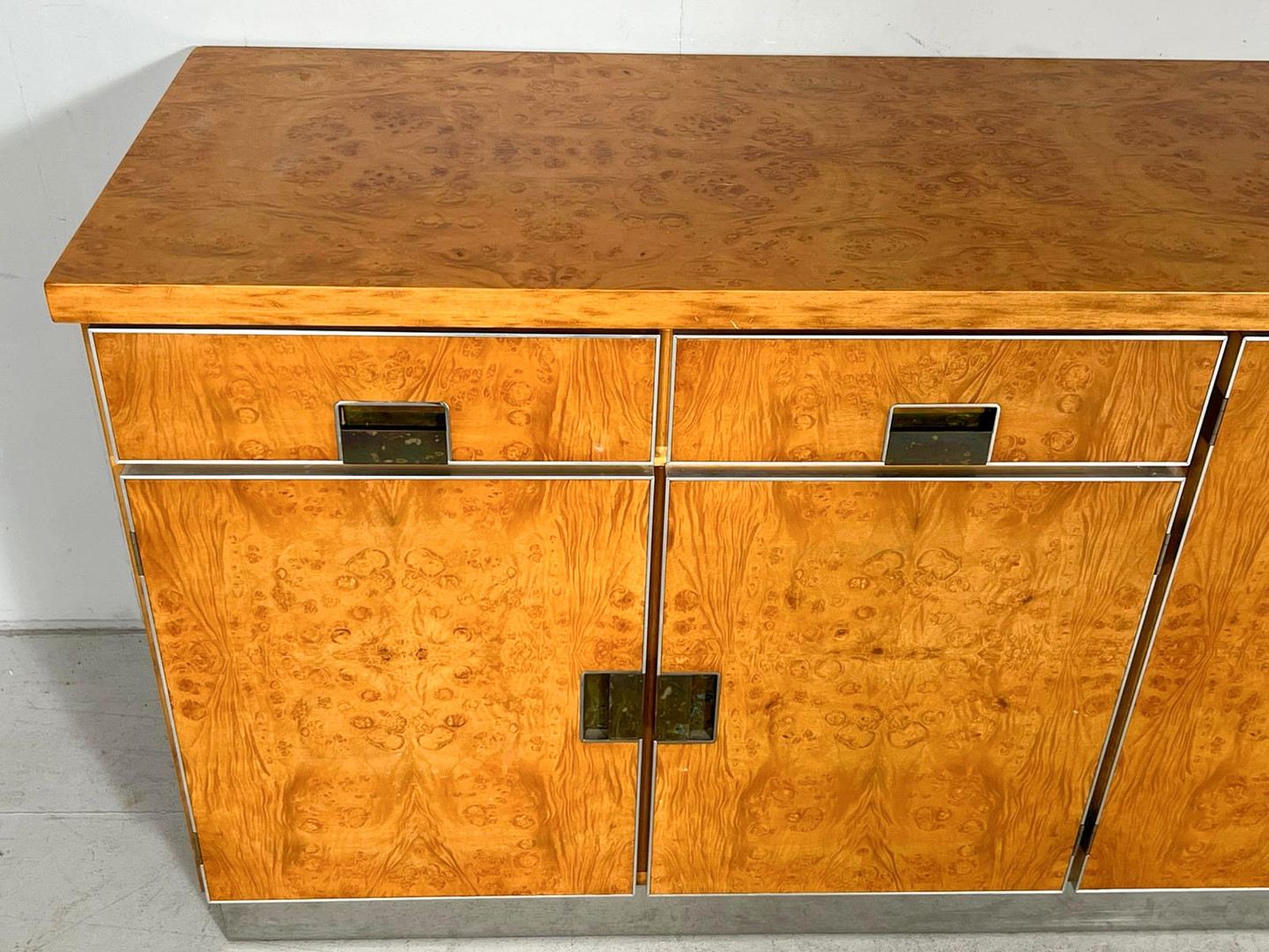 GLAM FURNITURE. Sideboard im Art Deco Stil, Wurzelholz/Chrom, Italien, 1970er Jahre.